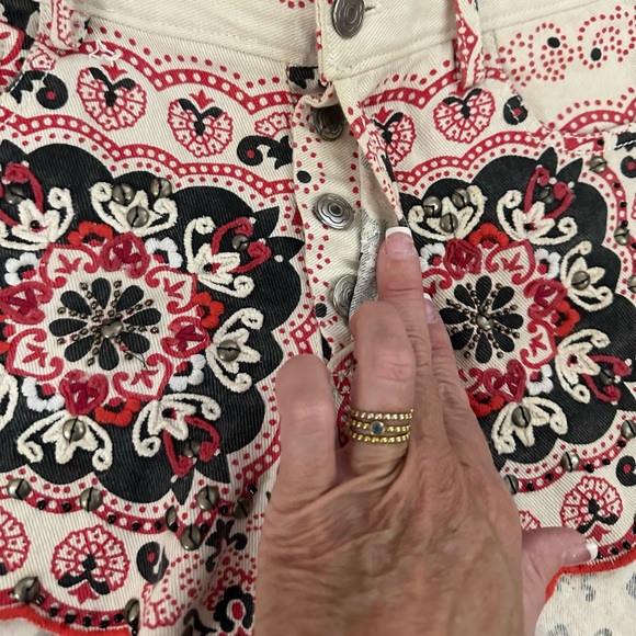 FARM Rio. Scalloped edge button up shorts! Used/like new condition. Size M. Boho - Picture 3 of 7